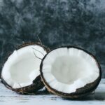 Noix de coco fraîche ouverte en deux